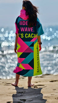 Poncho de playa para mujer Colorful Solar Vibes NanoDry Ultra™ toalla con capucha, cremallera y bolsillos – CACAO Beachwear™
