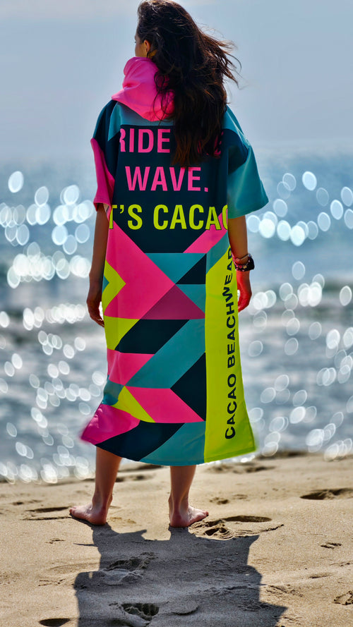 Poncho de playa para mujer Colorful Solar Vibes NanoDry Ultra™ toalla con capucha, cremallera y bolsillos – CACAO Beachwear™

