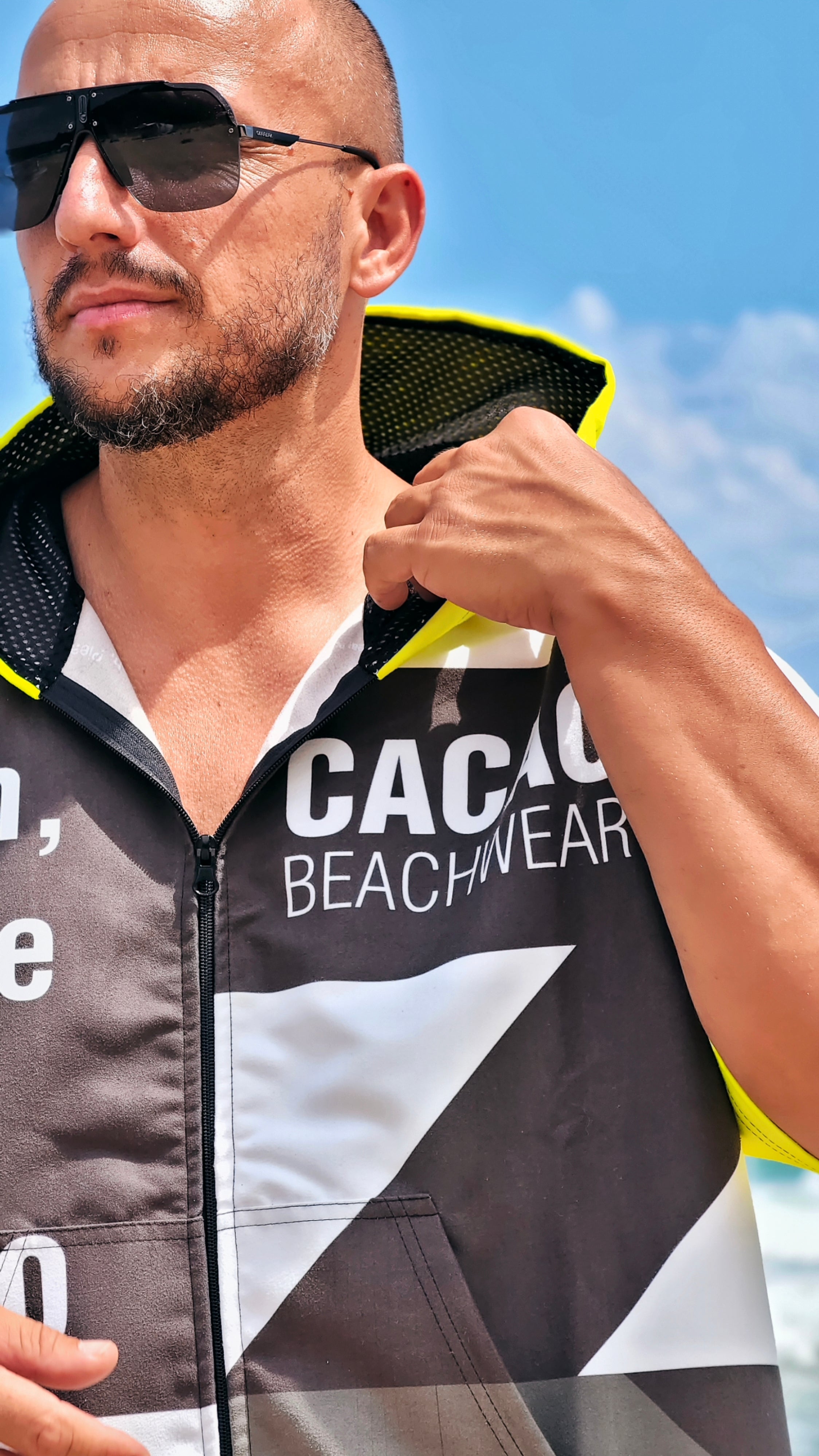 Solar Vibes men’s beach poncho NanoDry Ultra™ towel with hood, zipper and pockets – CACAO Beachwear™