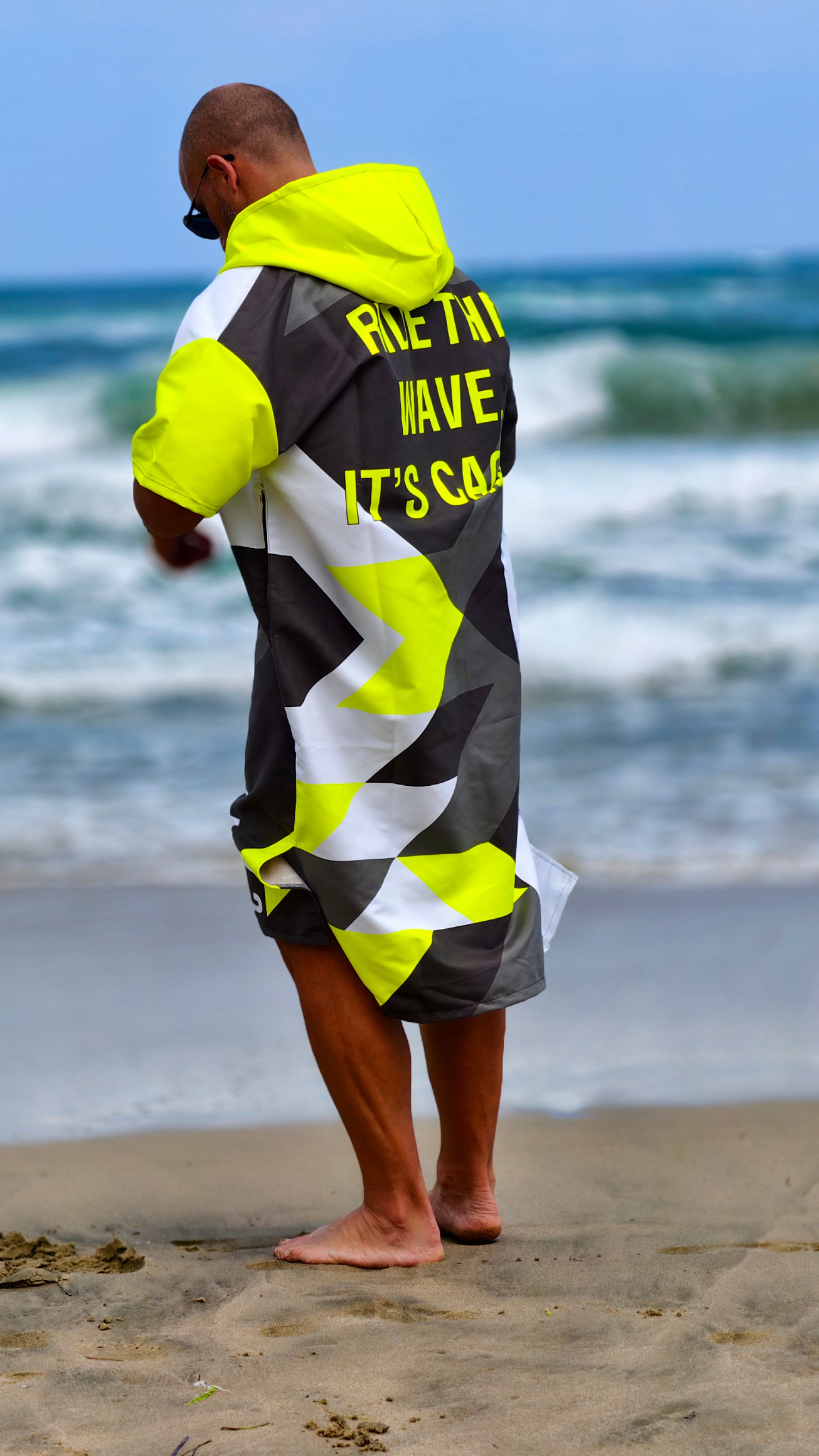 Solar Vibes men’s beach poncho NanoDry Ultra™ towel with hood, zipper and pockets – CACAO Beachwear™