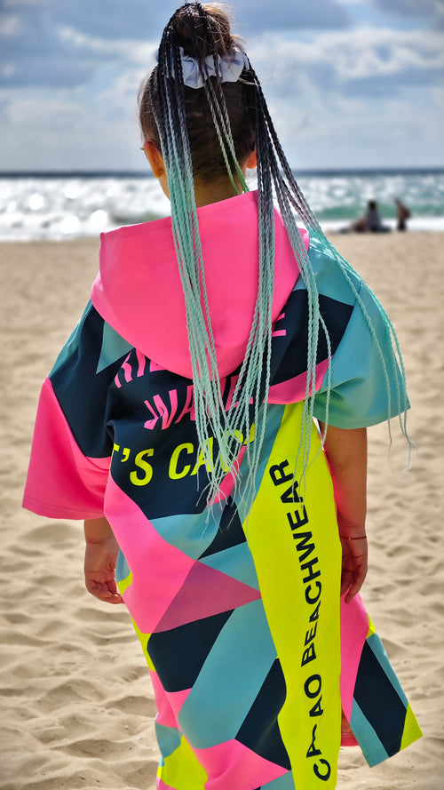 Poncho asciugamano da spiaggia per bambine Colorful Solar Vibes NanoDry Ultra™ con cappuccio, zip e tasche – CACAO Beachwear™
