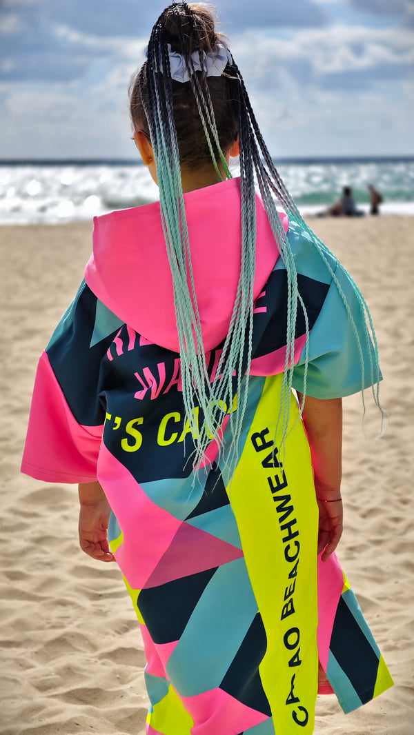 Poncho asciugamano da spiaggia per bambine Colorful Solar Vibes NanoDry Ultra™ con cappuccio, zip e tasche – CACAO Beachwear™
