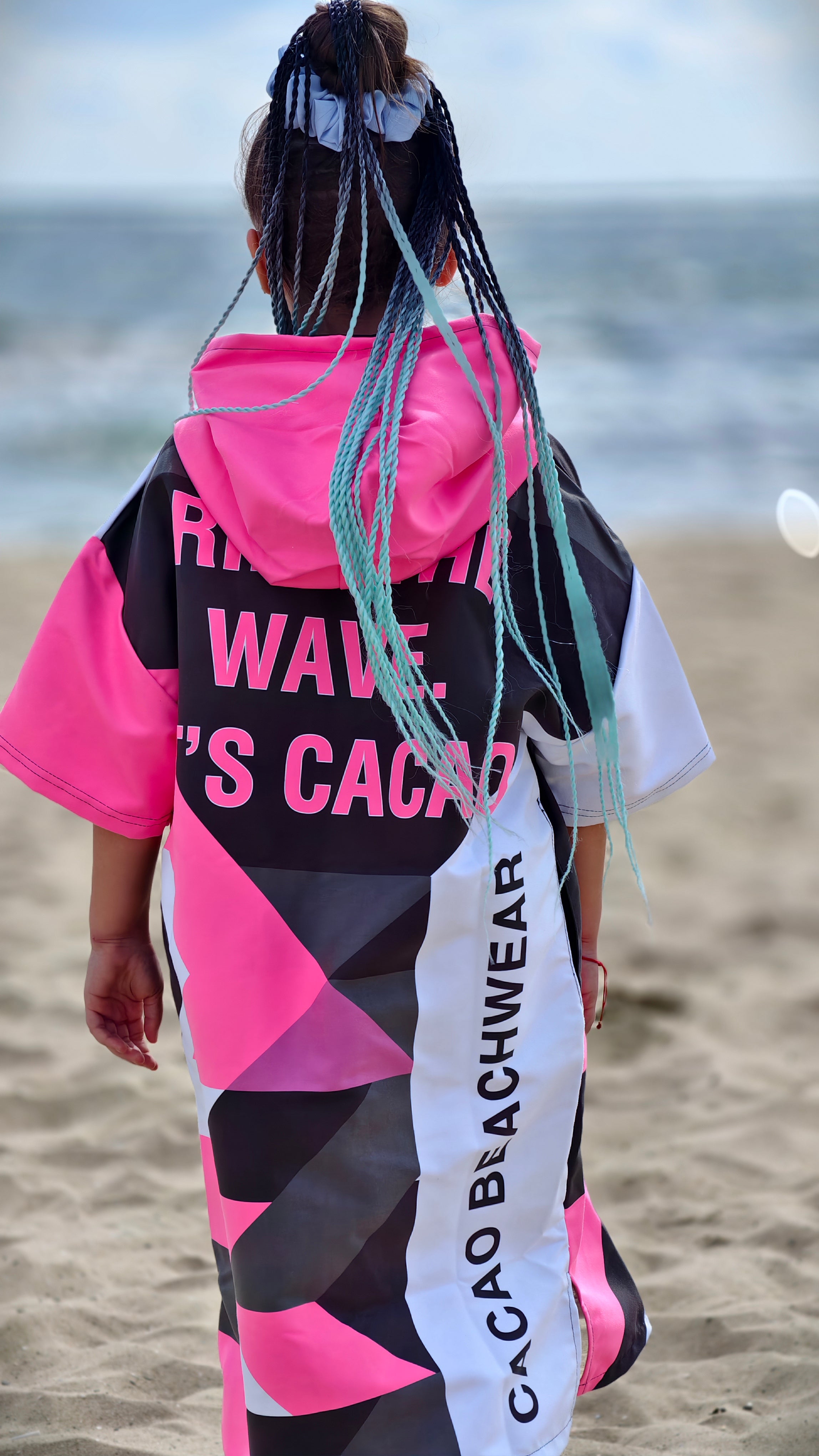 Solar Vibes Pink children’s beach poncho NanoDry Ultra™ towel with hood, zipper and pockets – CACAO Beachwear™