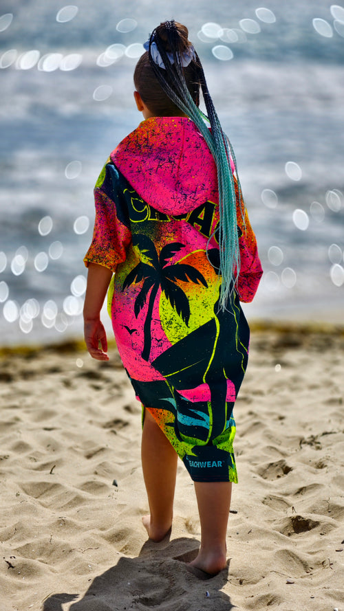 Poncho de playa Paradise para niñas con capucha, cremallera y bolsillos – CACAO Beachwear™
