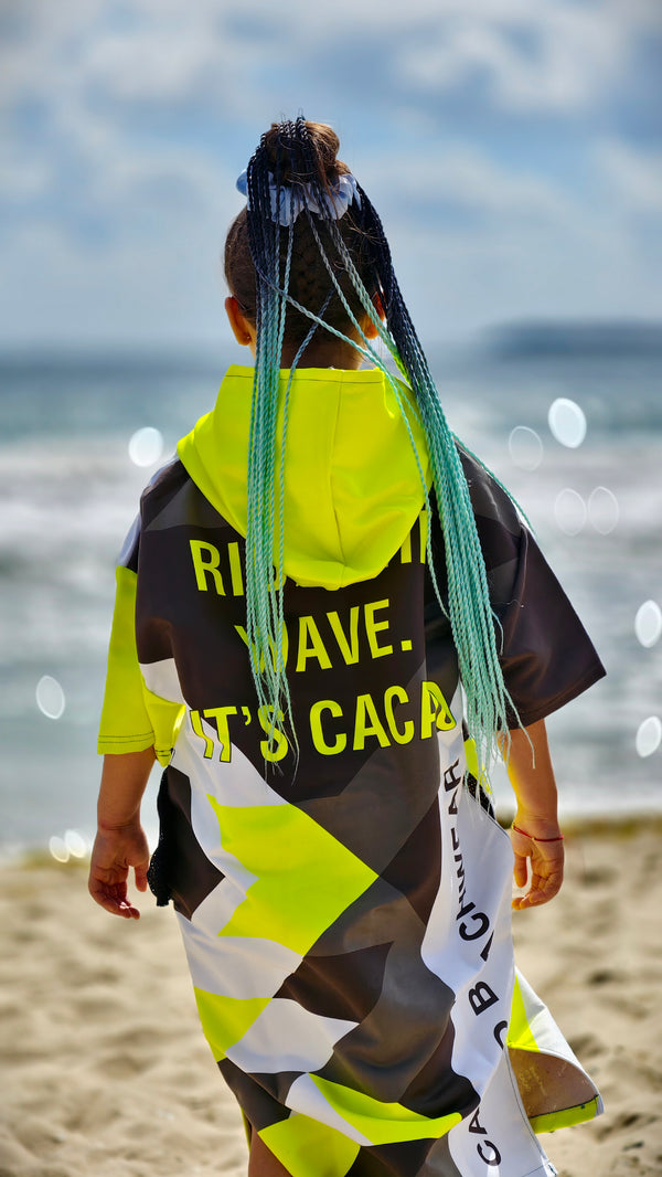 Poncho de playa Solar Vibes para niñas con capucha, cremallera y bolsillos – toalla NanoDry Ultra™ – CACAO Beachwear™
