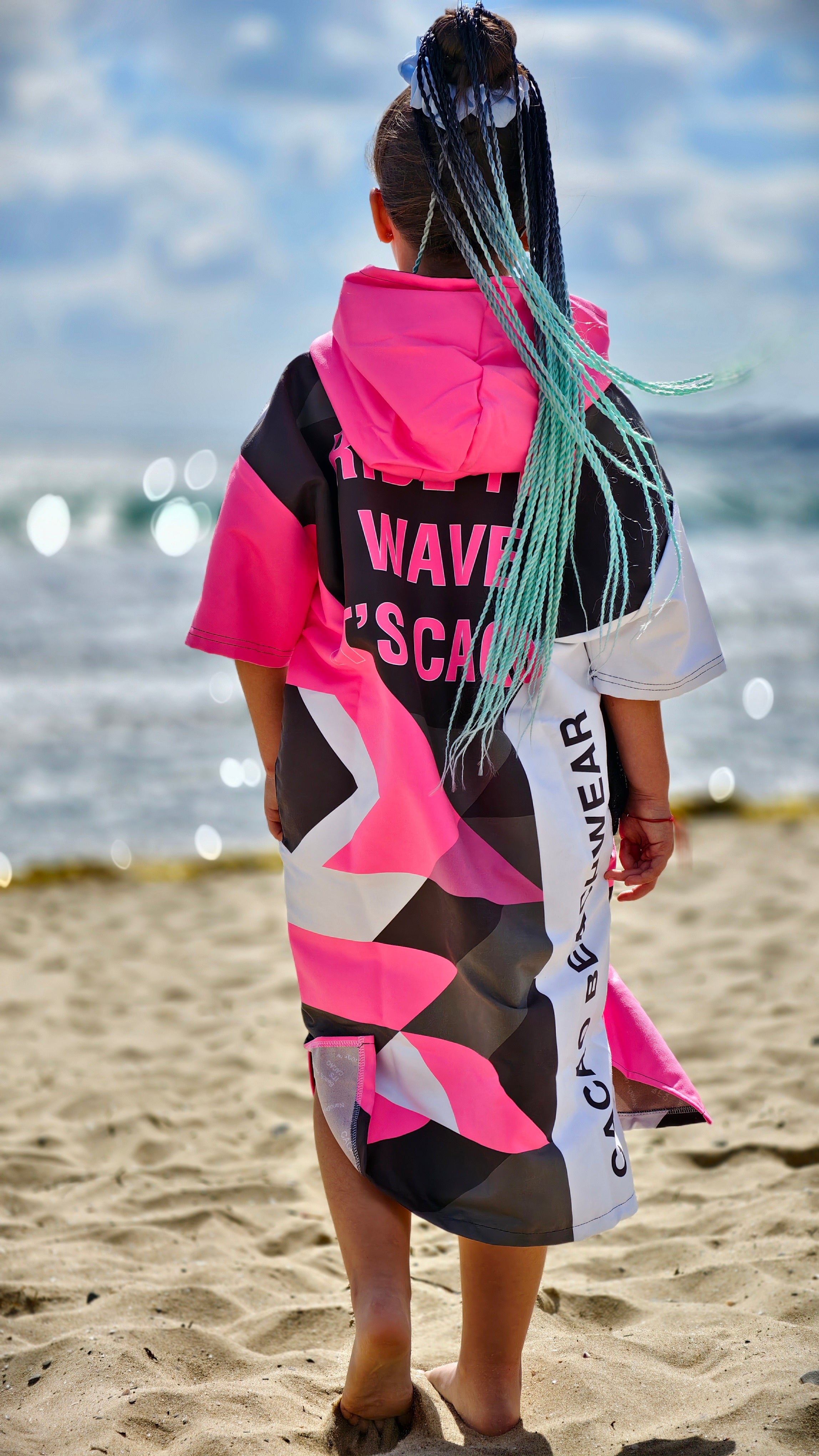 Solar Vibes Pink children’s beach poncho NanoDry Ultra™ towel with hood, zipper and pockets – CACAO Beachwear™