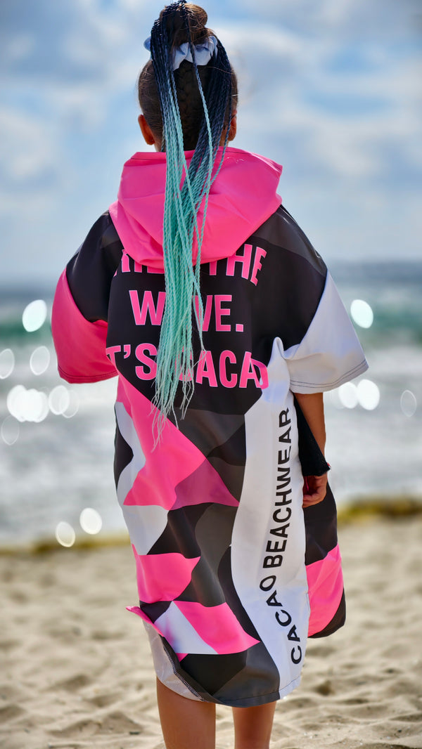 Poncho asciugamano da spiaggia per bambine Solar Vibes Pink NanoDry Ultra™ con cappuccio, zip e tasche – CACAO Beachwear™
