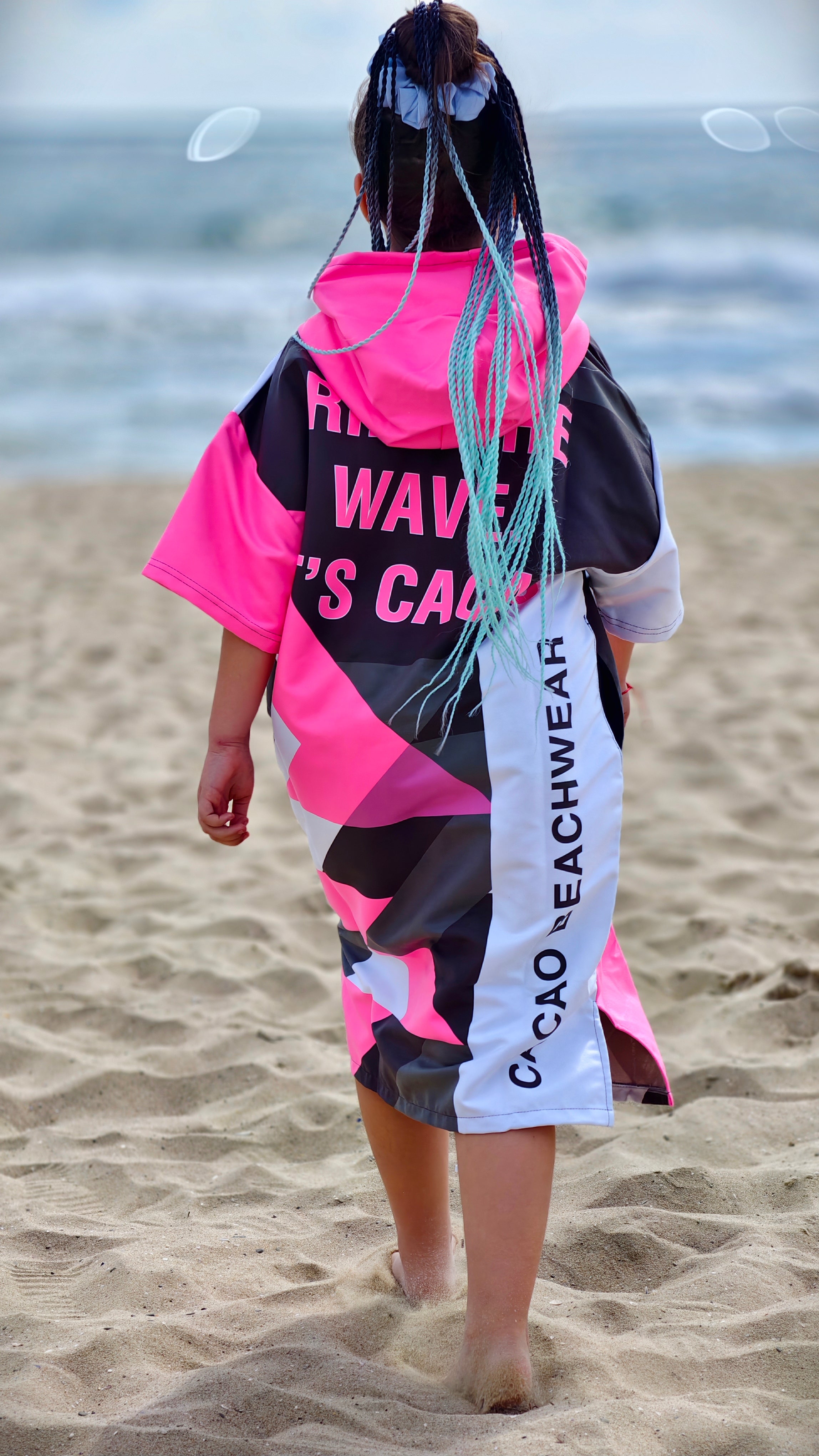 Solar Vibes Pink children’s beach poncho NanoDry Ultra™ towel with hood, zipper and pockets – CACAO Beachwear™