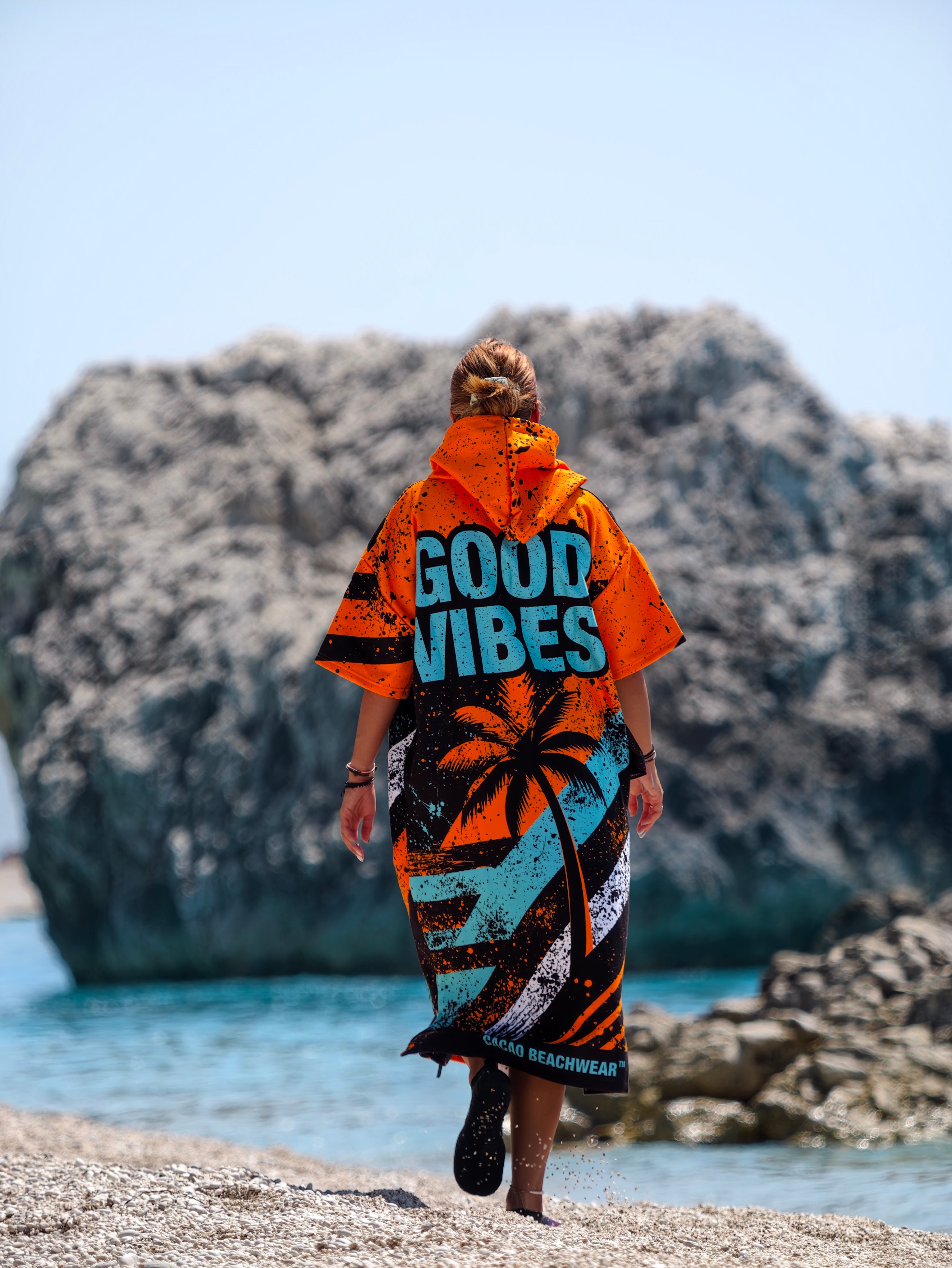 Poncho de playa para mujer Blue Spirit con capucha, cremallera y bolsillos – CACAO Beachwear™
