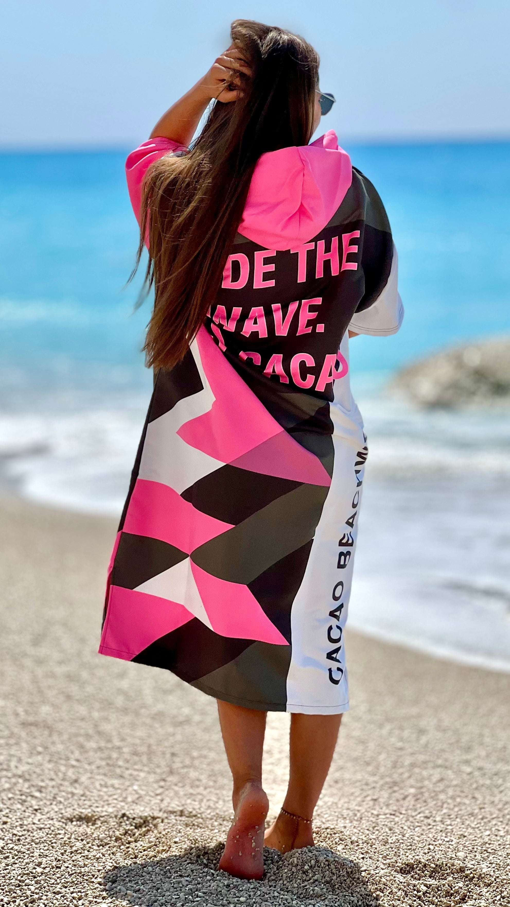 Solar Vibes Pink women’s beach poncho NanoDry Ultra™ towel with hood, zipper and pockets – CACAO Beachwear™